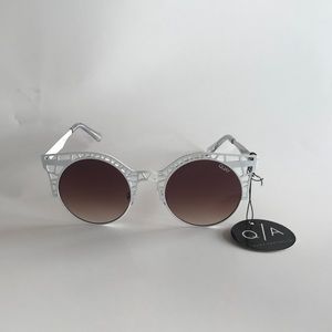 - Authentic Quay Australia Fleur sunglasses